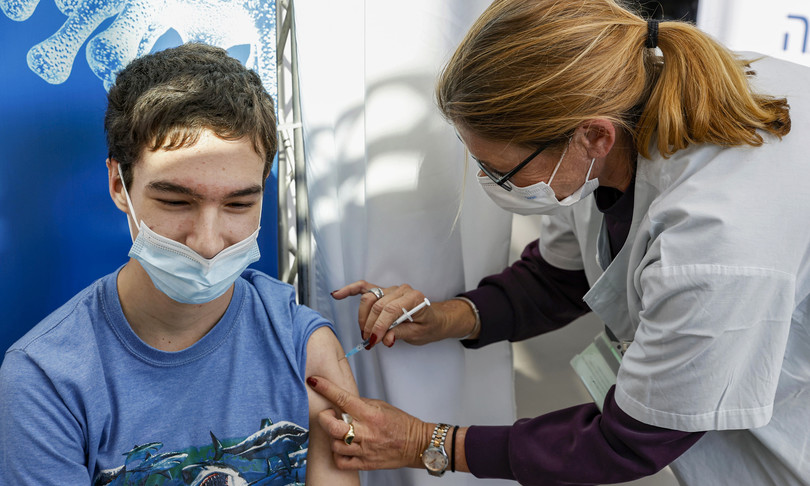 Vaccini, Israele inizia la somministrazione agli adolescenti. Chiuso l’aeroporto di Ben Gurion