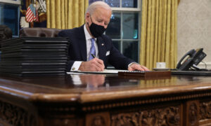 Usa, è iniziata l’era Biden: il nuovo presidente firma 17 ordini esecutivi che rompono con Trump