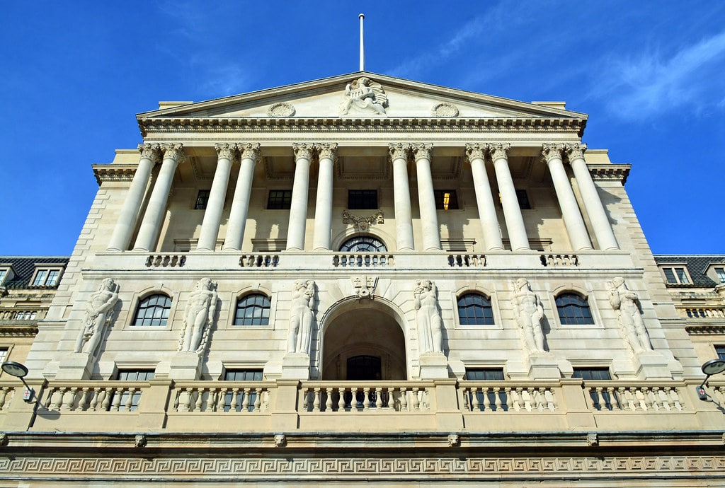 La BoE mette sul piatto altri 100 miliardi e lascia invariati i tassi di interesse