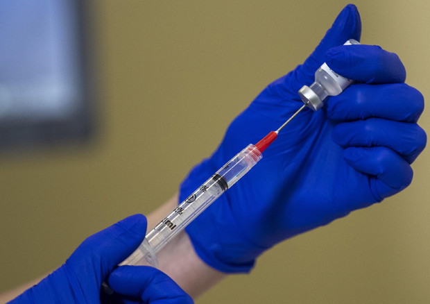 Vaccini, 1,5 milioni di dosi Pfizer alle Regioni entro domani. Alto Adige in arancione, Palermo in rosso