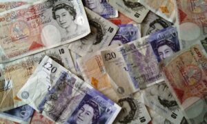 UK, scomparsi 50 miliardi di sterline
