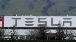 Auto, Tesla aumenta i prezzi dei suoi veicoli
