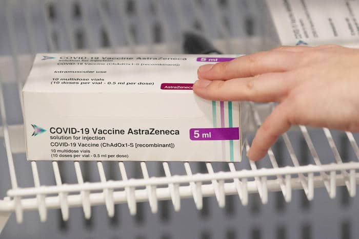 Vaccini, Aifa dà il via libera ad AstraZeneca