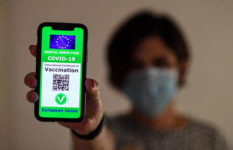 Ravenna, arrestato medico Ausl: finte vaccinazioni ai no vax