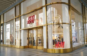 Covid, H&M chiude 30 negozi in Spagna e licenzia più di mille persone