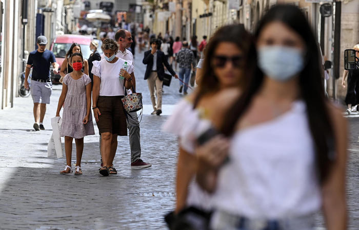 First day in Italy without the obligation to wear face masks outdoor in the centre of Rome, Italy, 28 June 2021. ANSA/RICCARDO ANTIMIANI