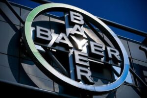 Bayer offre 10,5 miliardi di dollari per chiudere quasi 100 mila azioni legali contro il diserbante che causerebbe il cancro