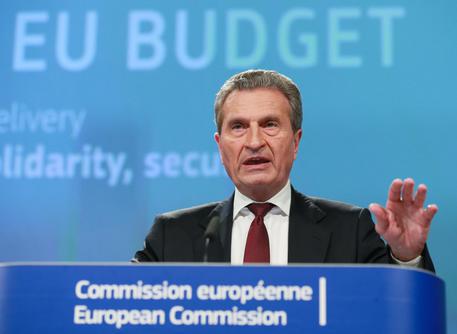 Il commissario europeo Oettinger avverte l’Italia