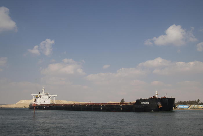 Suez, è finito l’ingorgo: oggi è passata l’ultima nave