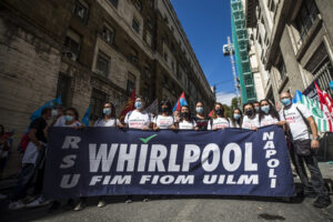 Whirlpool: licenziamenti sospesi fino al 15 ottobre. Giorgetti ottiene l’ok