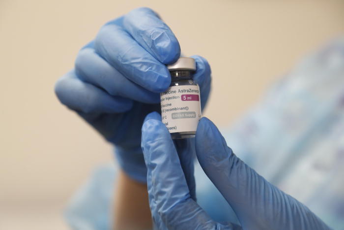 Vaccini, l’Ue blocca 3,1 milioni dosi AstraZeneca dirette all’Australia. Oggi riunione Aifa-ministero sulle indicazioni d’uso