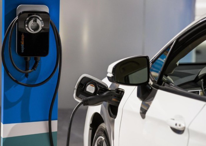 Auto, solo elettrico entro il 2035. Stop a quelle diesel e benzina: parte l’appello di 27 big europei