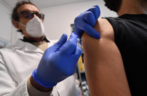 Emergenza Coronavirus,  la Gran Bretagna non si ferma sul fronte vaccini: al via la campagna per gli over 50