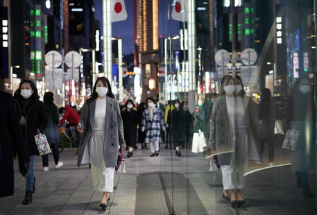 Giappone, altre due settimane di emergenza a Tokyo. La Tunisia approva il vaccino cinese Sinovac
