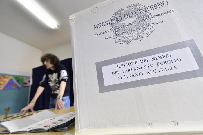 Un'urna elettorale in un seggio fotografato in occasione del voto per le elezioni europee, Milano, 26 Maggio 2019. ANSA/FLAVIO LO SCALZO
