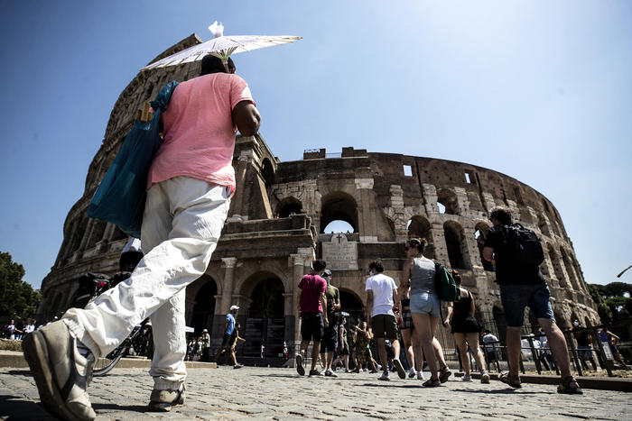 Turisti indossano la mascherina protettiva al Colosseo, Roma, 14 agosto 2020. ANSA/ANGELO CARCONI