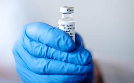 Covid, BioNTech alza le stime sulla produzione del suo vaccino