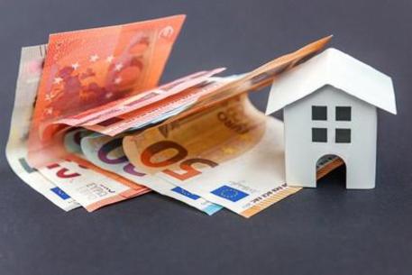 Italiani al risparmio: nel 2021 calano finanziamenti, mutui e surroghe