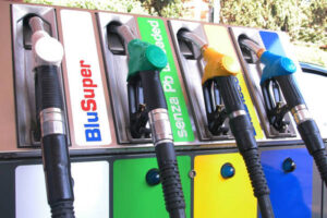 Benzina in ribasso: self a 1,720 euro al litro