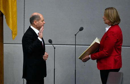 German Chancellor Olaf Scholz takes the oath from President of the Bundestag (lower house of parliament) Baerbel Bas  during a session at the Bundestag (lower house of parliament) in Berlin on December 8, 2021 to swear in the country's next Chancellor. - Members of the parliament elected Olaf Scholz, bringing the curtain down on Angela Merkel's 16-year reign, ushering in a new political era with the centre-left in charge. Together with the Greens and the liberal Free Democrats, Scholz's SPD managed in a far shorter time than expected to forge a coalition that aspires to make Germany greener and fairer. (Photo by Ina Fassbender / AFP)
