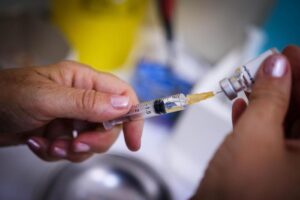 Afp: sono oltre due miliardi i vaccini somministrati nel mondo. Il Regno Unito avverte: “ancora lontani dai green pass globali”