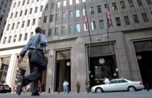 Goldman Sachs pessimista sull’economia USA. Banche regionali sotto pressione a Wall Street