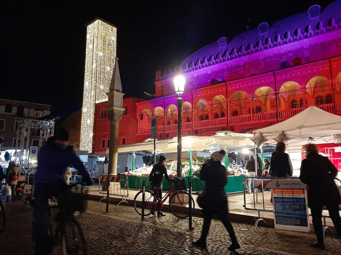 Piazza della Frutta e il Palazzo della Ragione illuminati per il Natale, a Padova, 21 novembre 2020.   ANSA / Michele Galvan