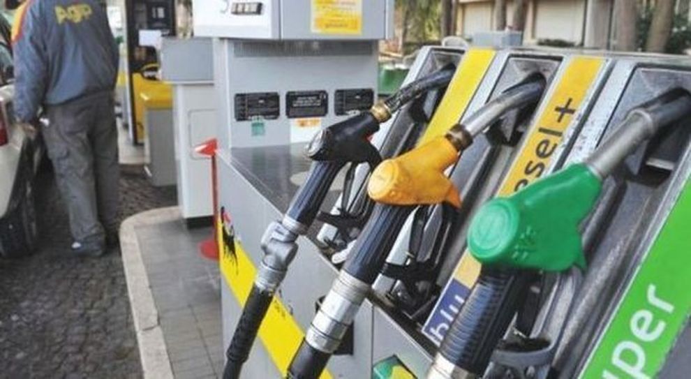 Carburanti, ancora su i prezzi di benzina e gasolio, ai massimi da oltre un anno