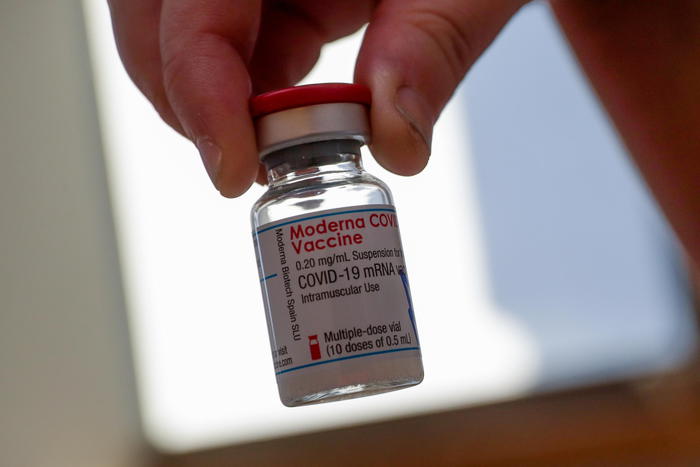 Covid, Moderna chiede di mettere il 50% in più di vaccino in ogni fiala