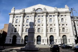 Piazza Affari chiude in rialzo