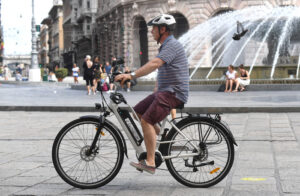 Bonus mobilità, l’Italia pedala: boom di monopattini e biciclette elettriche