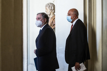 Il governatore della Banca d'Italia Ignazio Visco (S) con il presidente dell'Abi Antonio Patuelli durante la riunione del Comitato esecutivo dell'ABI, Roma, 16 settembre 2020. ANSA/ANGELO CARCONI