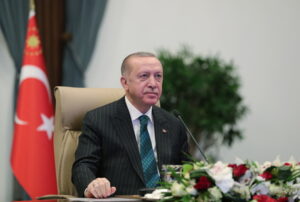 Cambi, la lira turca perde fino a quasi il 15% dopo la decisione di Erdogan