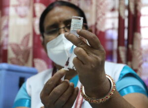 Oxfam lancia l’allarme: vaccini di massa, o nel 2021 crisi da 9 mila miliardi