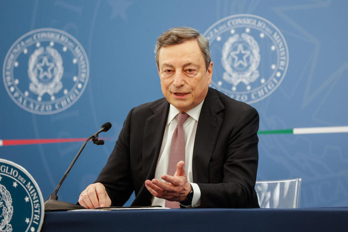 Draghi: “le cose per l’economia vanno bene, vaccinatevi”
