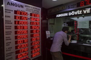 Turchia, la lira crolla e segna nuovi record minimi