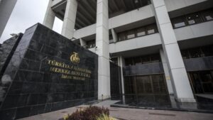 Turchia, a sorpresa la banca centrale taglia i tassi