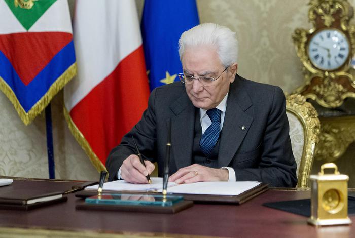 Il presidente della Repubblica, Sergio Mattarella, firma il decreto di scioglimento del Senato della Repubblica e della Camera dei Deputati, nel suo studio al Quirinale, Roma, 28 dicembre 2017.