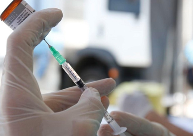 Vaccini anti-Covid, arriva la prima azione di risarcimento