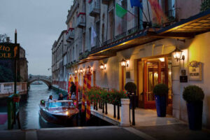 Hotel, a dispetto della crisi i fratelli Reuben comprano il Baglioni a Venezia per 100 milioni