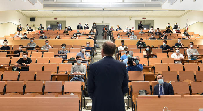 Studenti del Politecnico assisitono a una lezione in occasione della ripresa delle lezioni in presenza degli studenti, Torino 28 settembre 2020, ANSA/ALESSANDRO DI MARCO
