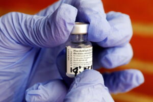 Vaccini, Pfizer rassicura: “non è necessaria una nuova formula contro le varianti”. Il contratto Ue con AstraZeneca resta fino all’invio di tutte le dosi