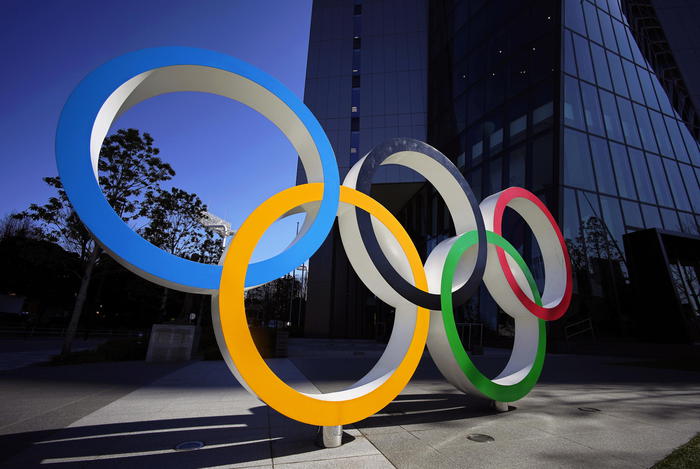 epa08388437 (FILE) - The Olympic Rings monument in front of the Japan Olympic Committee headquarters in Tokyo, Japan, 24 March 2020 (reissued 28 April 2020). According to local media reports, during an interview published on 28 April Tokyo 2020 Olympics President Yoshiro Mori said that if the coronavirus pandemic is not fully contained by next year, the games - already postponed from July 2020 to 2021 - will be cancelled. EPA/FRANCK ROBICHON *** Local Caption *** 55977344