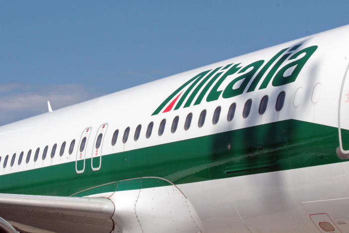 Un aereo della compagnia Alitalia in sosta all'aeroporto di Fiumicino, 10 maggio 2021.