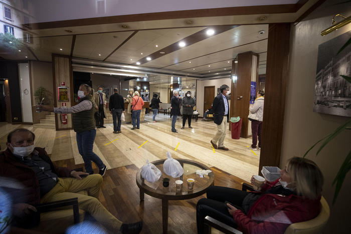 The lobby of the he Cicerone Hotel, in the central Prati district, to which 260 tourists, mostly Italian and South American, returning from a cruise on a ship were transferred yestarday night temporarily from Civitavecchia port on board 7 buses from Costa Victoria cruise, Rome, 26 March 2020. The ship with over 1400 passengers was allowed to moor at the port of Civitavecchia after more than two months at sea in the case of an Argentine passenger who got off the ship in Crete and was found coronavirus positive.. ANSA/MASSIMO PERCOSSI