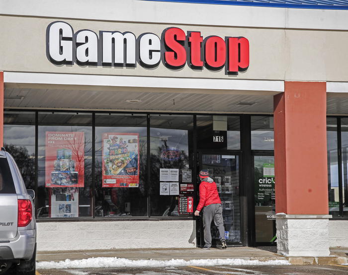 epa08969953 A customer approaches a GameStop store in Round Lake Beach, Illinois, USA, 27 January 2021. The electronic game retailer has seen it's stock price soar from 3.25 US dollars in April 2020 to close at 347.51 US dollars on 27 January. The company has drawn interest from investors in online chat groups and created as much as 3 billion US dollars in value losses for short sellers.  EPA/TANNEN MAURY