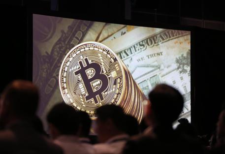 Il Bitcoin è senza freni: supera i 37 mila dollari
