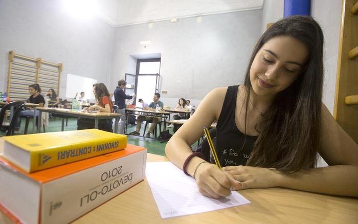 Un momento degli esami di maturità 2015 presso il liceo Visconti di Roma, 17 giugno 2015. ANSA/CLAUDIO PERI