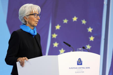 Bce, la Lagarde rassicura i mercati: “la stretta sui tassi ora sarebbe dannosa”