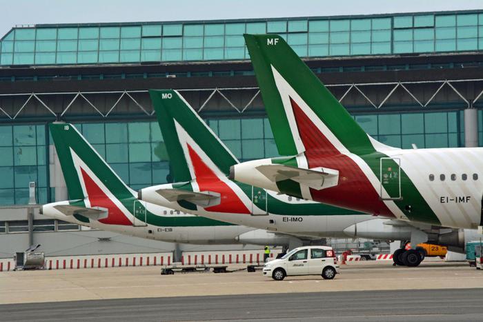 Alitalia, l’azienda è in crisi: i ricavi crollano ed i dipendenti non vengono pagati